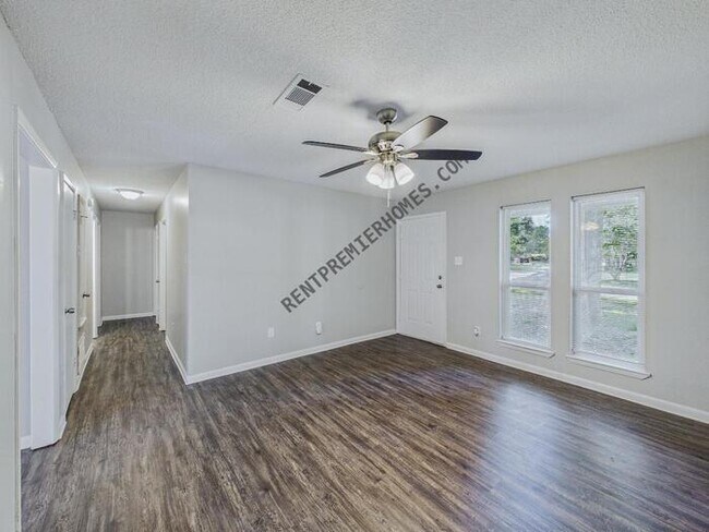 Building Photo - 802 Towering Oaks Dr