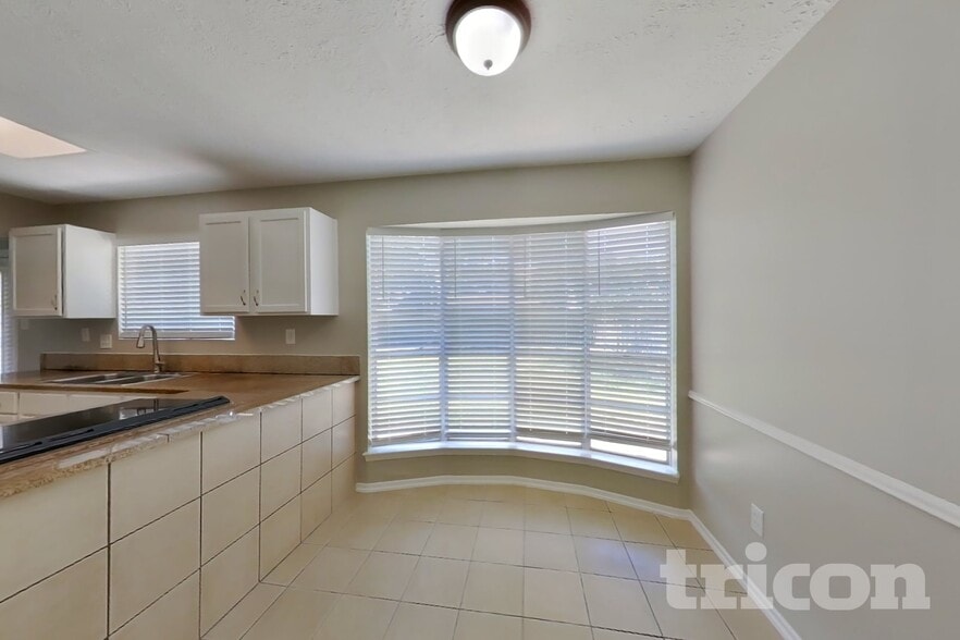Building Photo - 3815 Regency Dr