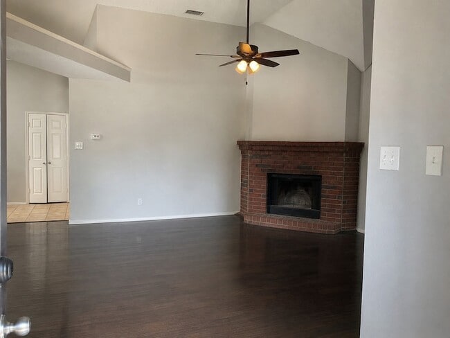 Building Photo - 1309 Brookfield Dr