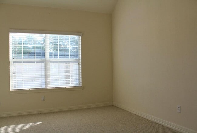 Building Photo - 16020 Fountainview Dr