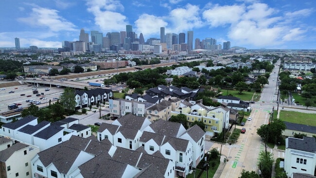 Building Photo - City views, smart layout, and Houston convenience?