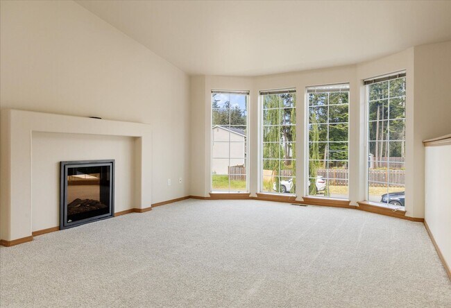 Building Photo - Beautiful Spacious 4 Bedroom 2.75 Bathroom...