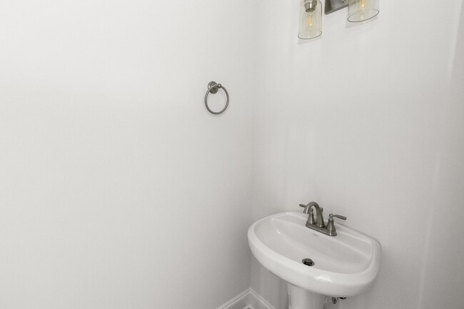 Building Photo - Brand New Luxury Townhome