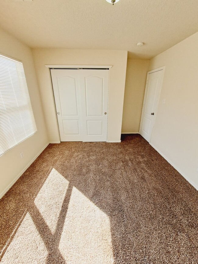 Building Photo - 3 bed 2 bath home in Huning Ranch. Great Yard