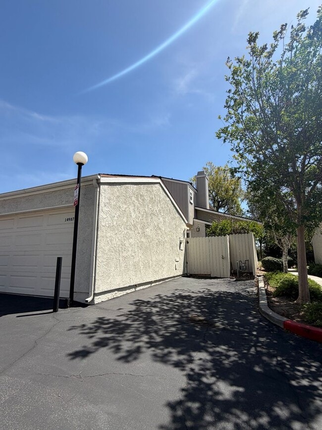 Building Photo - Remodeled 3 bedroom 2 1/2 bath townhome!