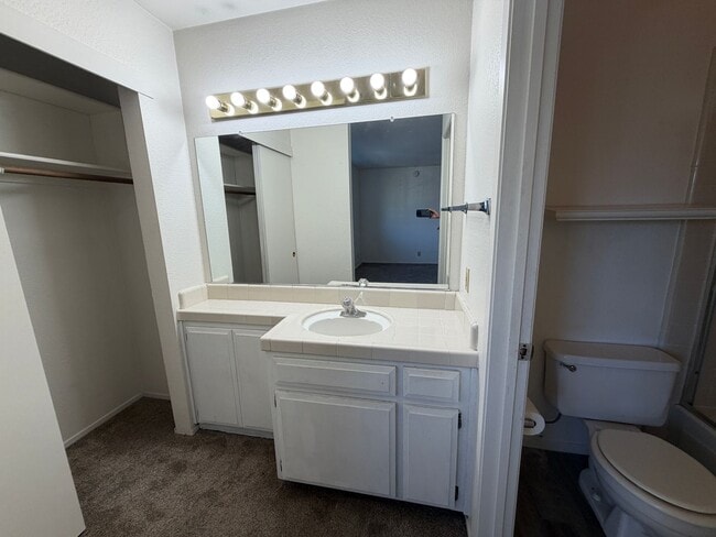 Building Photo - Great Townhome!