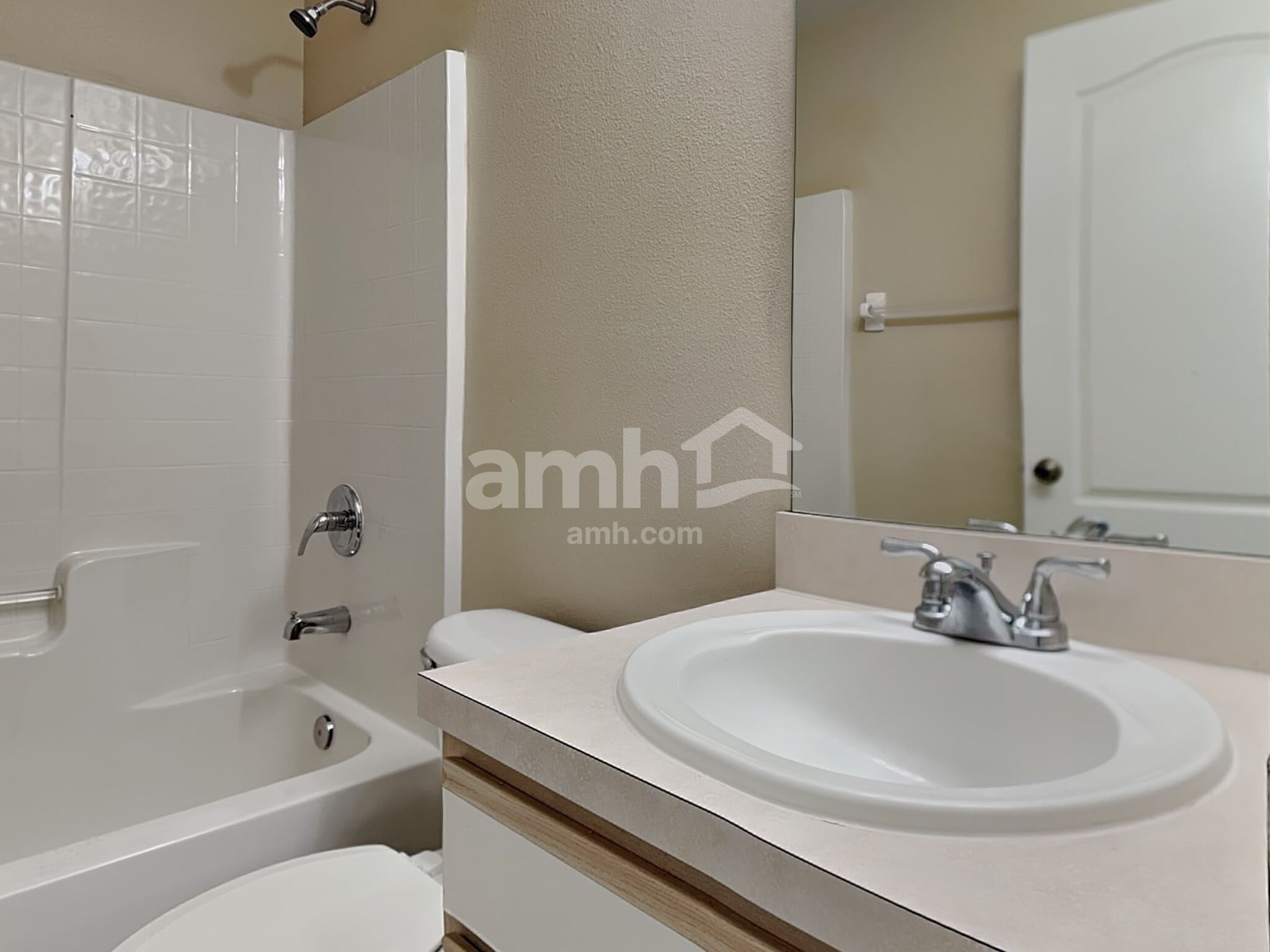 Building Photo - 632 Delmonico St NE