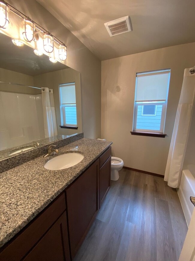 Building Photo - Beautiful 3 Bedroom 2.5  Bathroom Townhome w/ 2-car Garage - in the Eastmont School District!