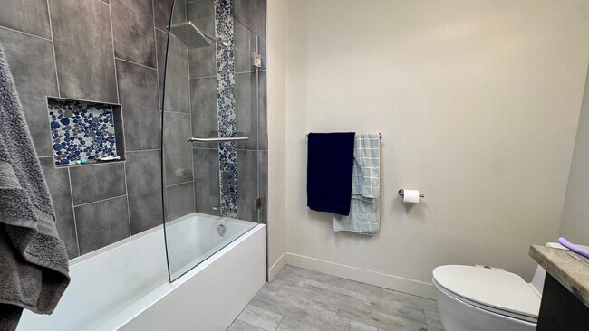 Building Photo - Urban Living with Iconic Views