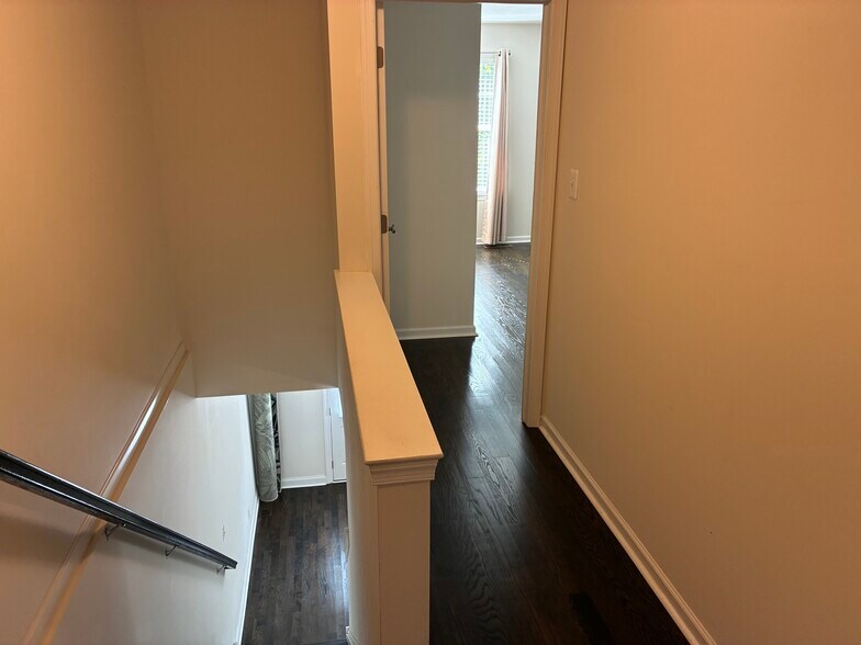 Building Photo - 605 Apple St