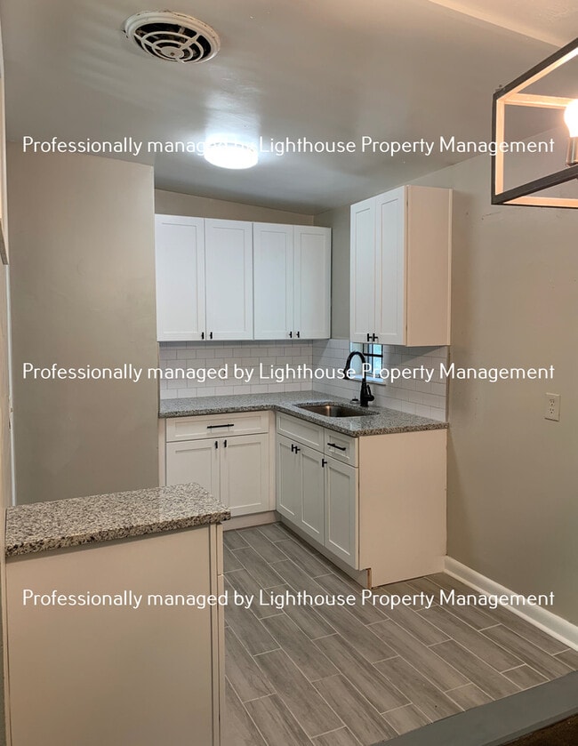 Building Photo - Huge 4 Bedroom Home With Sunroom And Garage