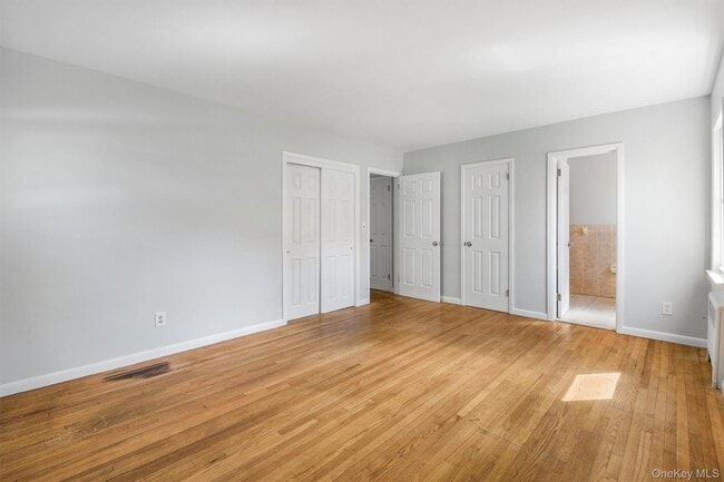 Building Photo - 846 Hartsdale Rd