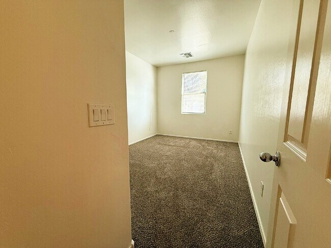 Building Photo - "Charming 3-Bedroom Oasis with 2 Baths & S...