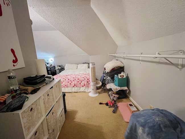 Building Photo - PRELEASING for AUGUST! Close to Campus