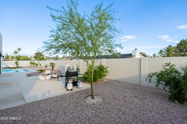 Building Photo - 5049 E Shaw Butte Dr