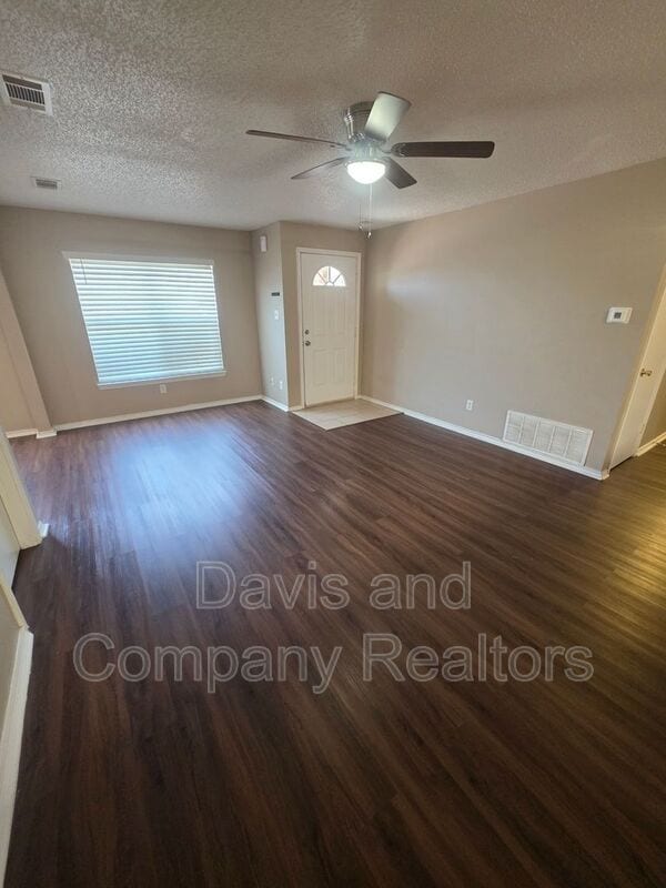 Building Photo - 707 Devonian Dr