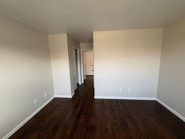 Building Photo - SW Visalia Home move in ready