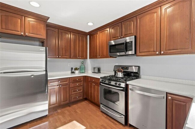 Building Photo - 1333 Victor Rd NE