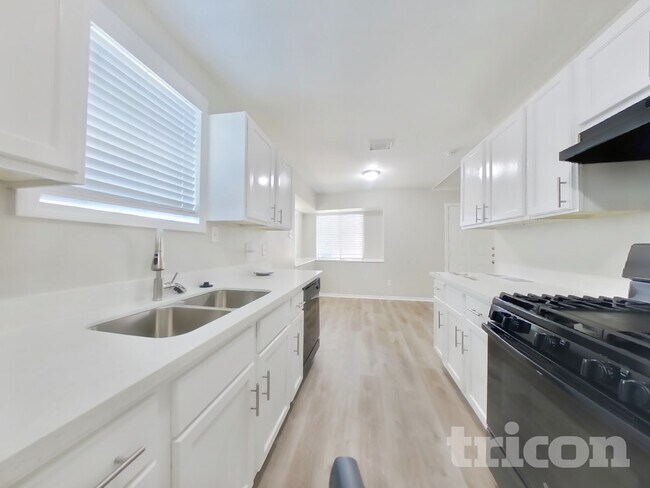 Building Photo - 6511 Grey Oaks Dr