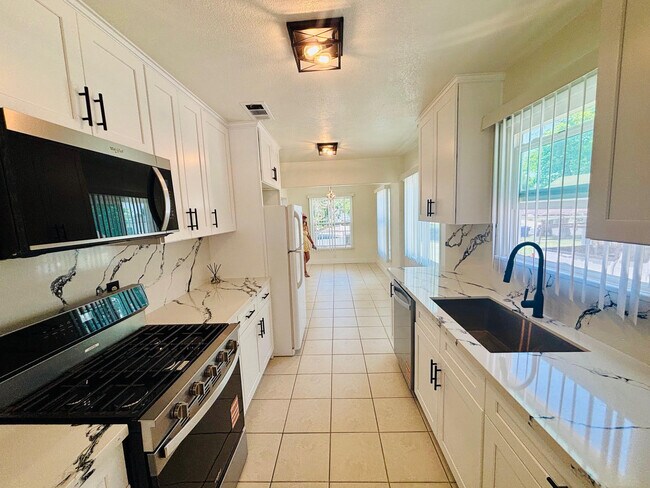 Building Photo - 6533 Balcom Ave