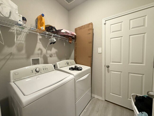 Building Photo - Beautiful 3 bedroom single story home in St Hedwig