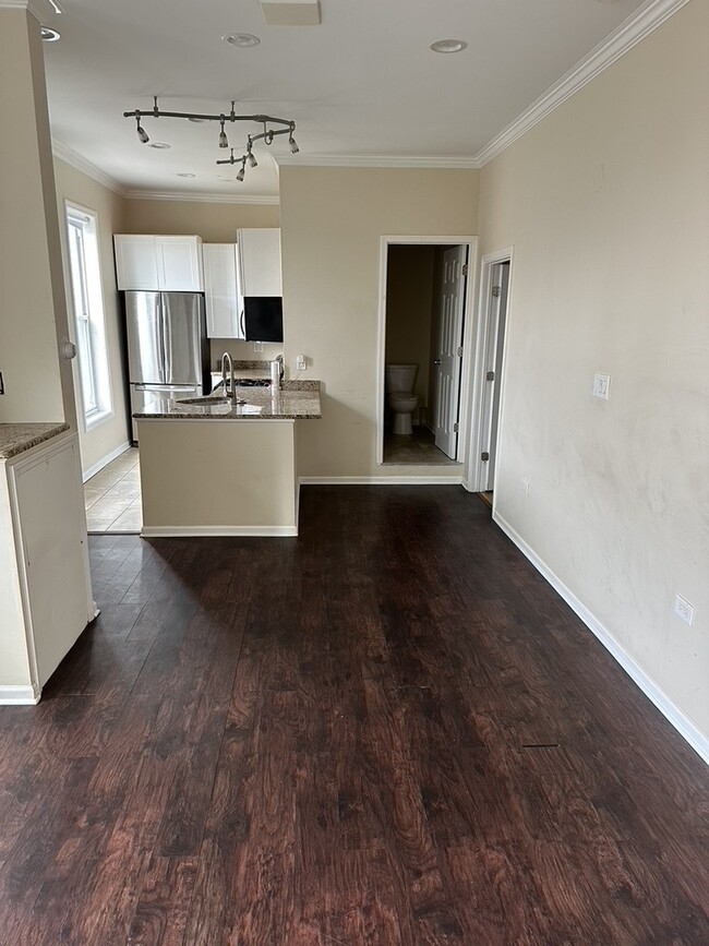 Building Photo - 321 W 24th St