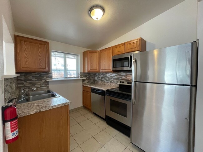 Building Photo - Charming 2 Bedroom, 1 Bathroom Duplex in A...