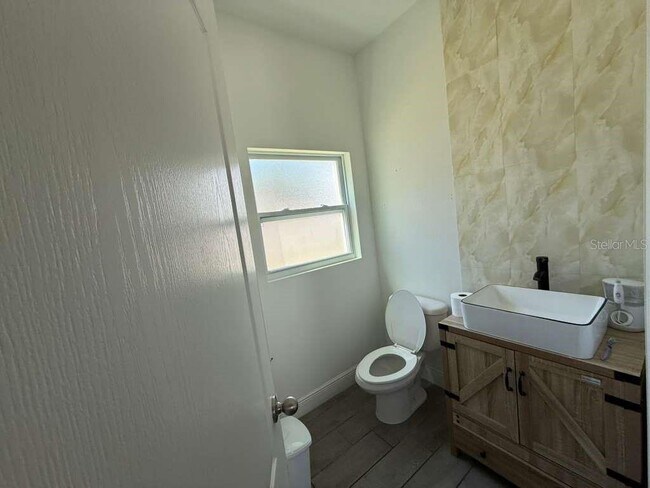 Building Photo - 408 N Finley Ave