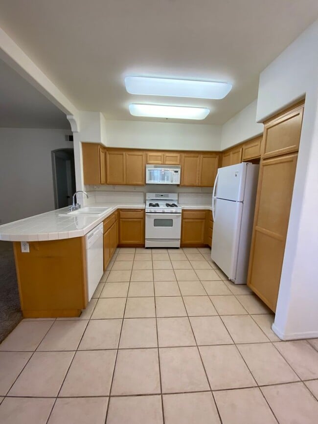 Building Photo - Centrally Located Downstairs Condo in the Oak Creek Villas