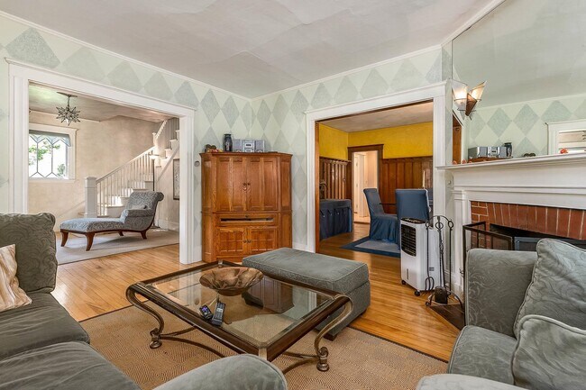 Building Photo - 160 Wibird St