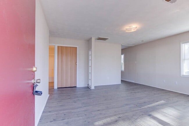 Building Photo - 106 Pine Grove Ave
