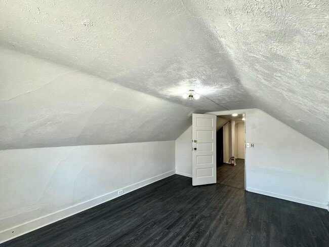 Building Photo - 5 bed/2 bath Mins. from UC Campus for Only...
