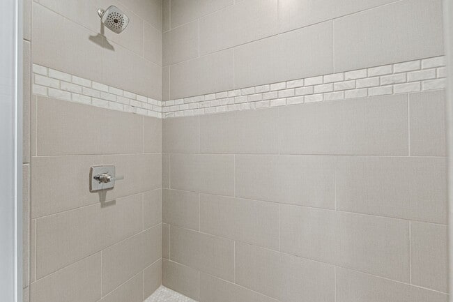 Building Photo - Luxury Home - Month-to-Month or 6-month Le...