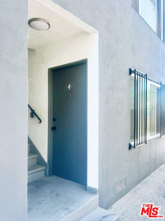 Building Photo - 853 N Hudson Ave