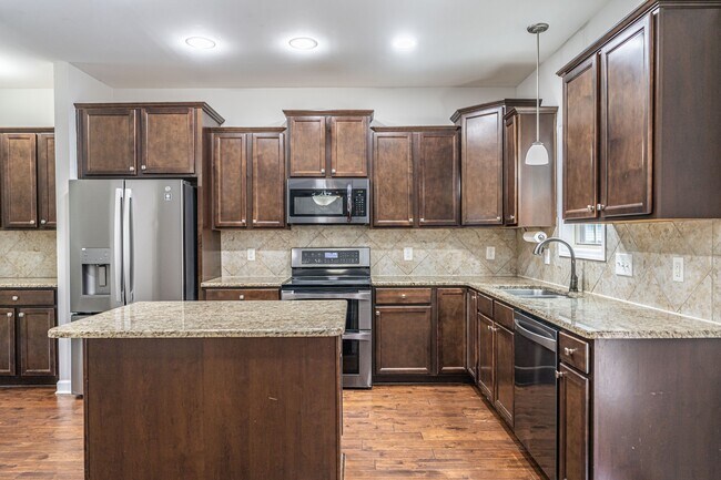 Building Photo - 135 Almond Dr