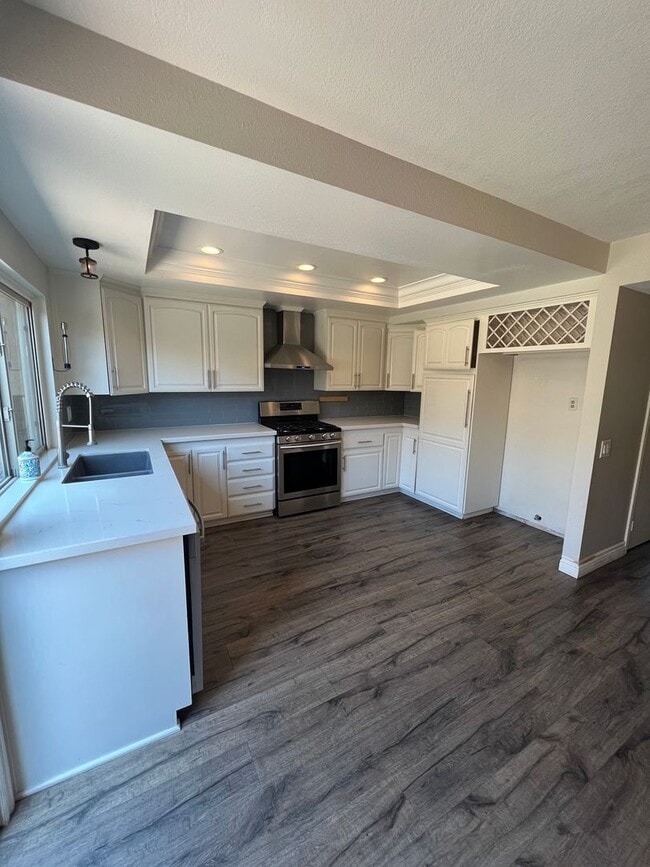 Building Photo - Updated Townhome in Ventura