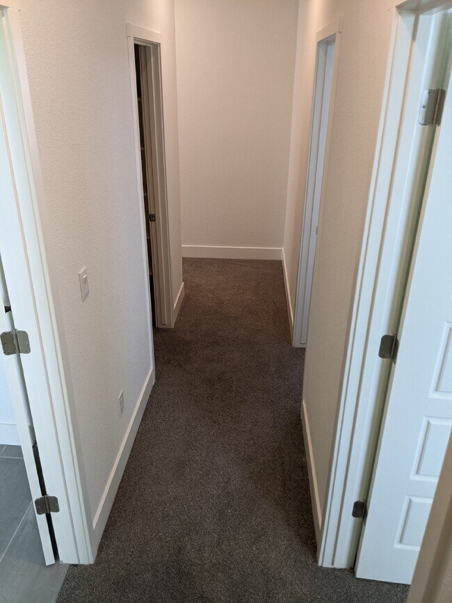 Building Photo - Prime location in Merced!