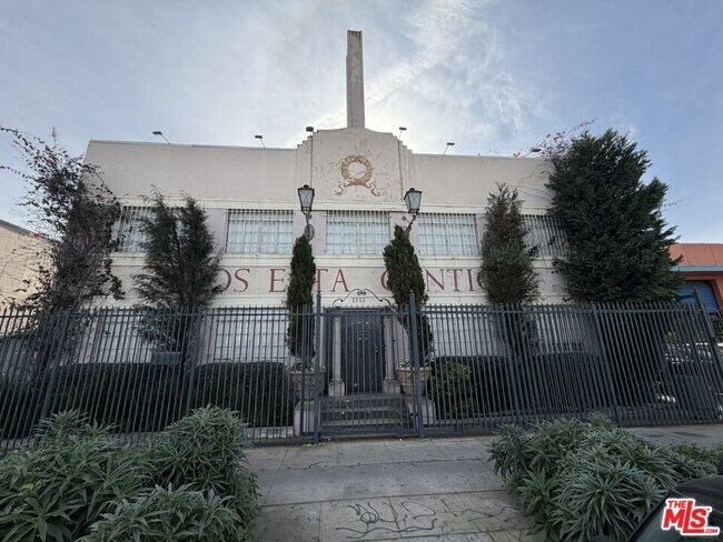 Building Photo - 2252 W Washington Blvd