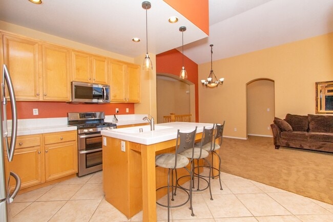 Building Photo - Beautiful 2 Bedroom / 2 Bath Condo in Desi...