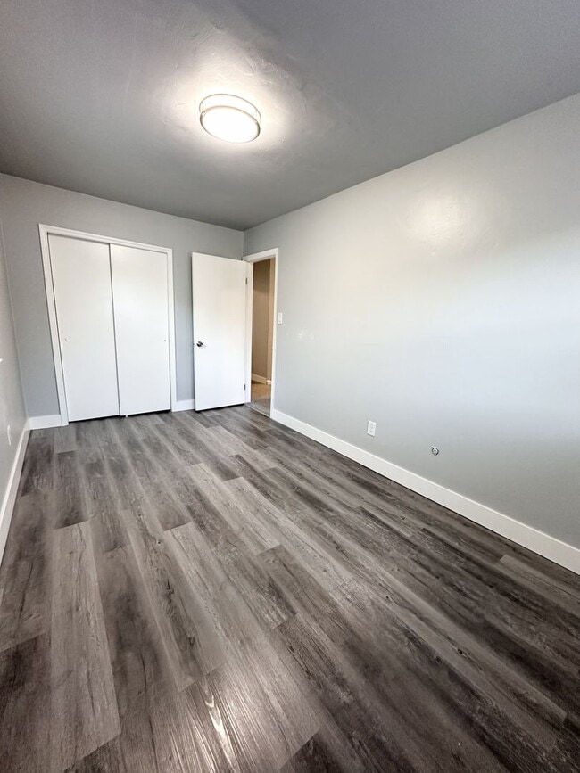 Building Photo - Beautifully Fully Updated 3-Bedroom End Unit Townhome