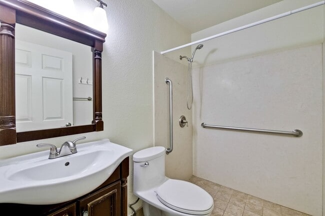 Building Photo - Hardwood Floors- A/C- Full Bedroom and Bath on First Floor: Fresh Paint