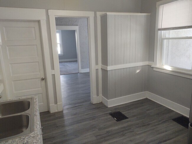 Building Photo - SW 201/203  E Locust