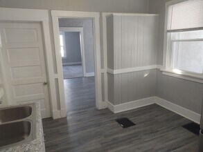 Building Photo - SW 201/203  E Locust