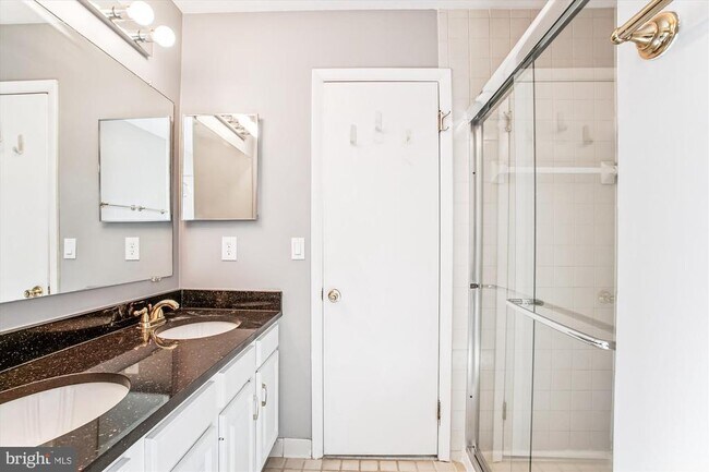Building Photo - 3809 Hemlock Way