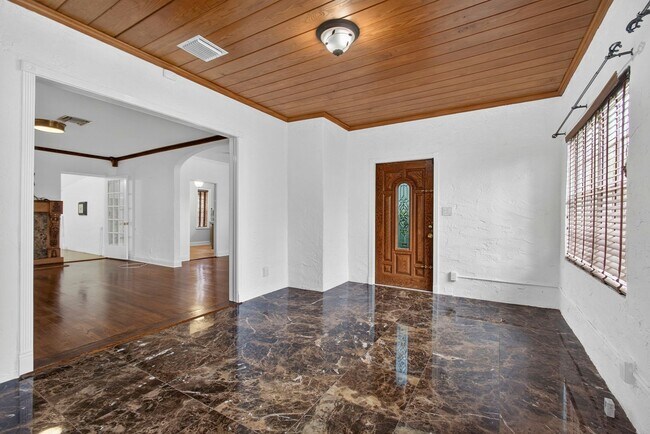 Building Photo - Historic West Palm Beach single-family home, with guest cottage!