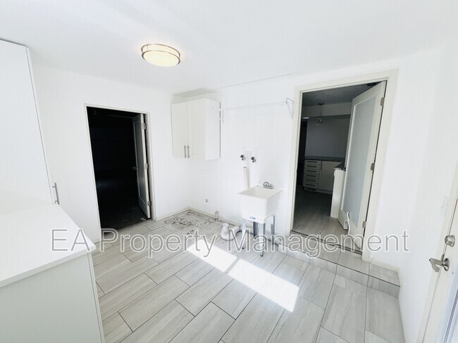 Building Photo - 1208 Alcazar St NE