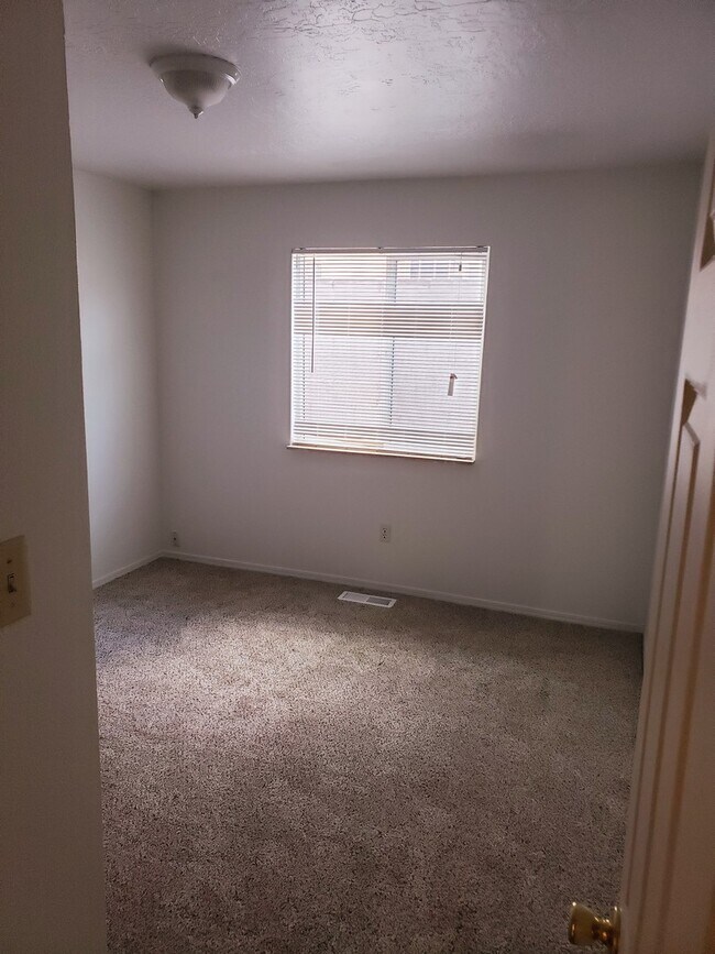 Building Photo - 3 BR 2 BA Home  nearJuan Tabo and 1-40. Showing Monday 6/15