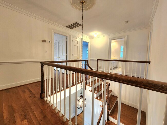 Building Photo - Sprawling Home in Bay Colony