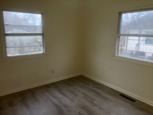Building Photo - Charming 3BR Home with Beautiful Wood Floors