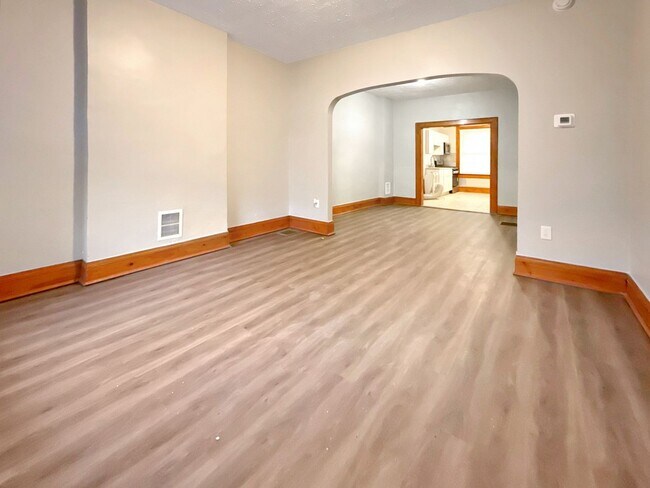 Building Photo - 3BR Baltimore Rowhome with Central Air & In-Unit Laundry